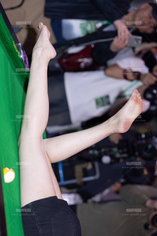 LB138-129P 杭州台球展-光脚丫子的美胸模特文鸳(粉嫩脚底板）