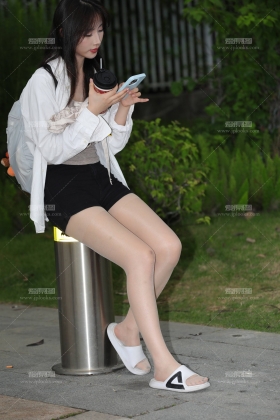 偶遇工作一天的小姐姐超薄肉丝袜根凉拖下班等车