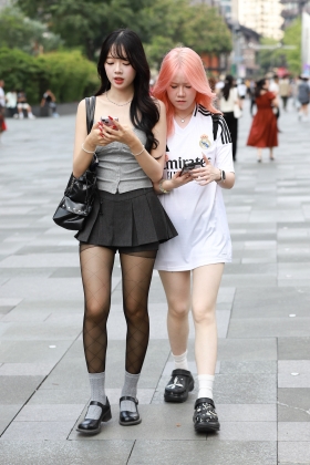 两位青春美少女