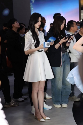 高颜值长发气质女主持