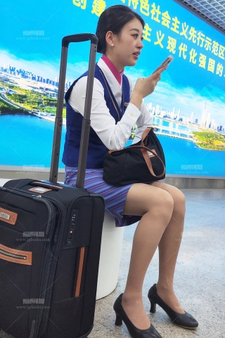 4K视频偶遇南航乘务长肉丝韵味身材美腿太赞了