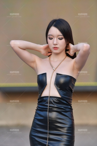 裹胸皮裙小姐姐 250909-48