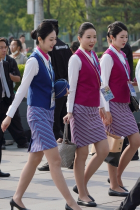 25空姐展会-步入会场一大波空姐来袭居然有斜网纹东航紧致