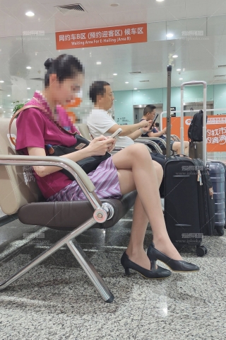 4K视频航站楼偶遇CZ空姐超薄肉丝二郎腿xing感