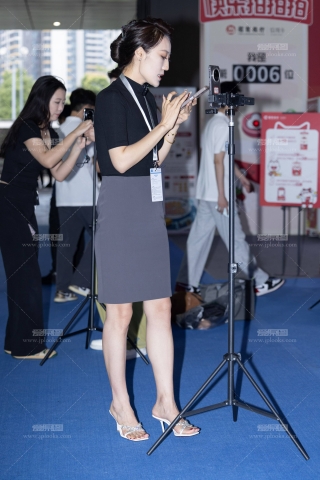 25829-7=46 展会拍摄成熟韵味女主播