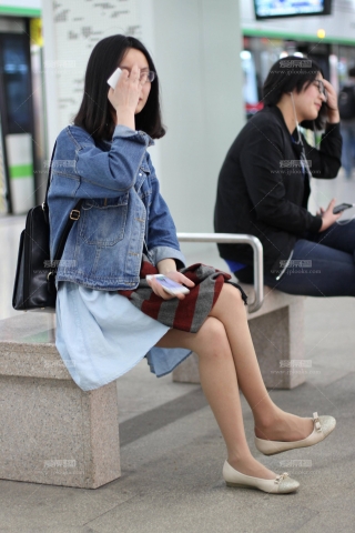 下班地铁站第五弹：肉丝妹妹翘二郎腿跳鞋很XING感