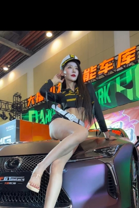 美女车模玉足实在养眼