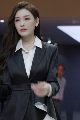 高颜值长发美腿车模