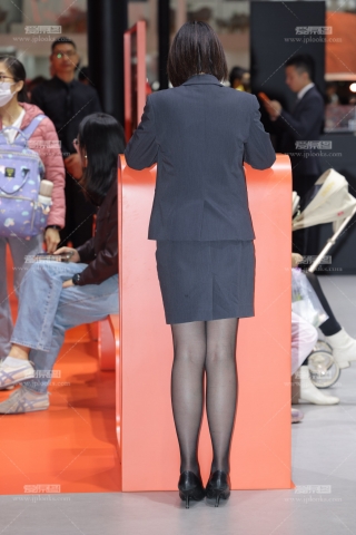 奔驰气质短发黑丝销售御姐