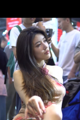 苏老师旗袍表情实在太专业了