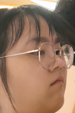 眼镜少女的光脚跟大腿jghk5410