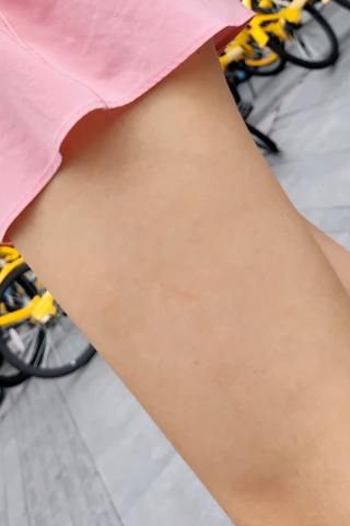 粉裙美女的肉长腿臀痕很深2thhsd325254