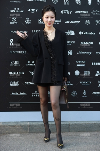 时装周黑丝小姐姐【套图➕视频】