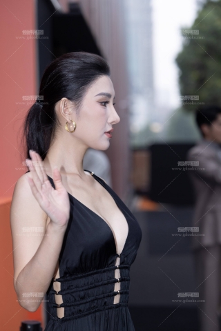 LB077-122P 时装周-网红车模小露娜性感深V美胸【套图➕视频】