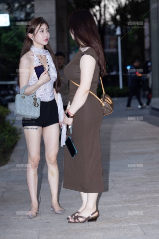 LB056-106P 上海时装周-白皙丰满BBW美脚和她的美腿闺蜜