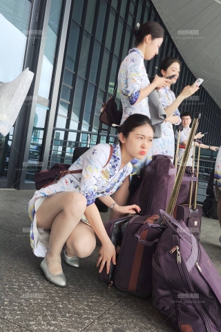 4K视频罕见海航空姐灰丝换鞋开衩旗袍视角难得