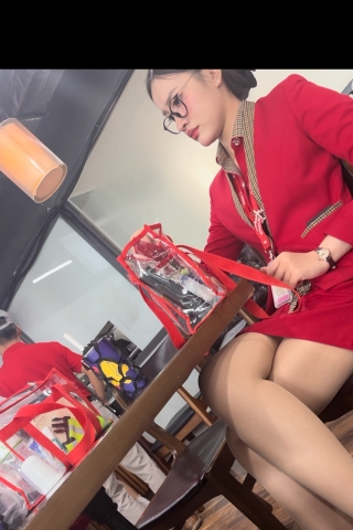 巧遇到航空地勤，起身后有惊喜 高清肤丝