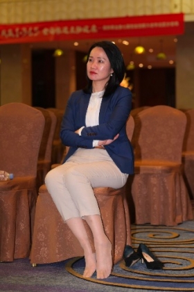 会议现场脱鞋肉丝少妇