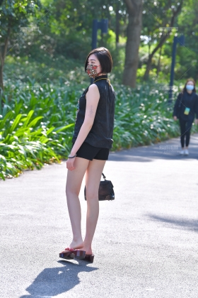 红色人字拖大长腿美女 221029-65