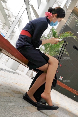 4K视频偶遇东航空姐下班棕色丝袜挑鞋真实震撼