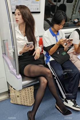 地铁上集-技术性拍摄地铁黑丝极品挑鞋脱鞋6min
