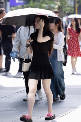 230630-8=13 街拍黑裙白皙小姐姐