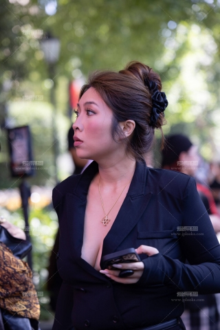 LB210-32P 上海时装周-想知道这八字奶少妇里面到底穿了没啊.