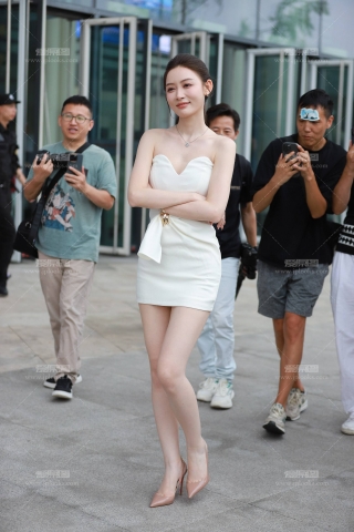 网红敏敏众人围观