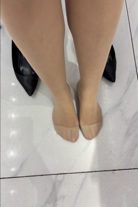 金店柜姐的丝足特写之一。长丝和短丝（只有脚部及脚底）