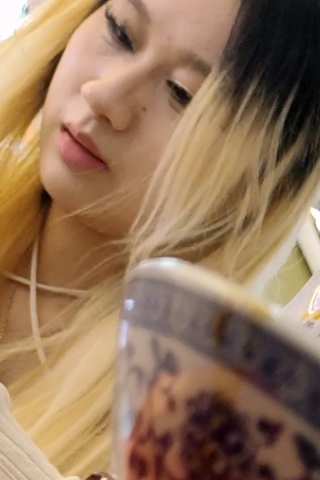 与俩美女就餐她俩故意摆弄美腿2ymngjwcsfx