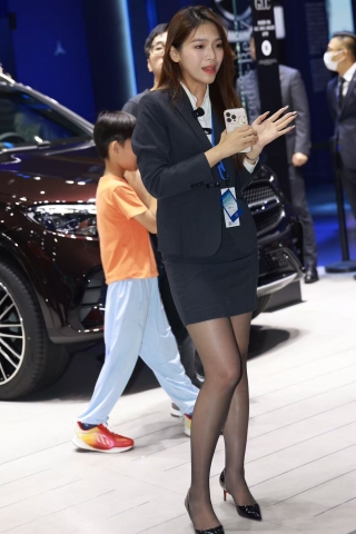 车展黑丝细跟女主播