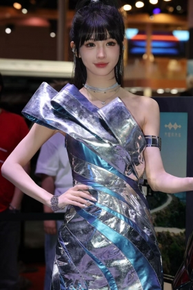 赛博风格高马尾美女车模