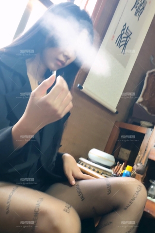 脱靴换高跟鞋的长腿黑丝女子大生2gdgrhhfgf