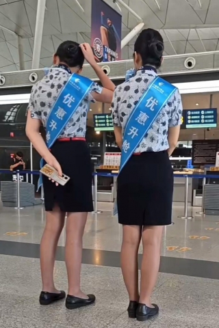 机场东航长腿金棕地勤