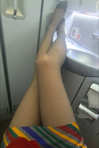 真实藏航空姐厕所丝袜秀腿实拍。有亮点