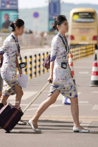 25CC街拍-海航青花瓷灰丝经典下班丰韵上班面容太娇俏