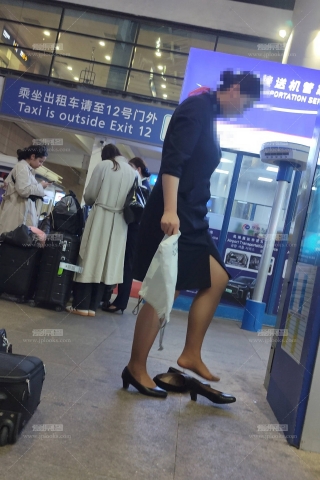 4K视频机场罕见东航成熟乘务长金棕丝换鞋