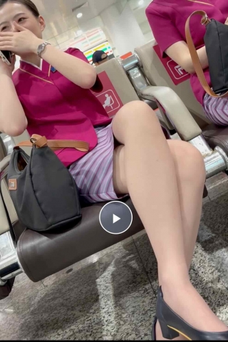 南航空姐翘角起身有惊喜， 请放大观赏