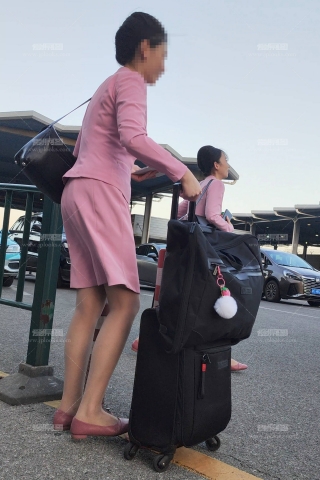 4K视频机场道口偶遇吉祥航空姐灰丝高挑美腿