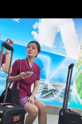 4K视频偶遇南航空姐精致美丽下班肉丝高跟