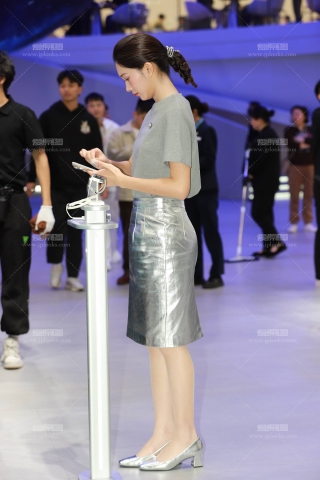 肉丝银裙小姐姐工作中