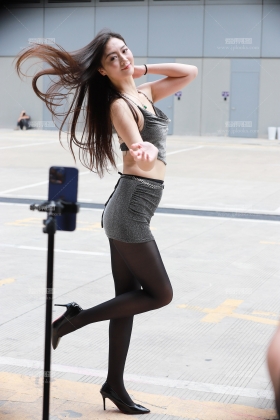 韵味黑丝网红直播跳舞