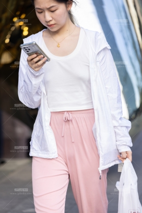 230630-13=15 不是吧？穿这样出门的？（真空出境）