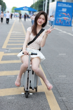 可爱开朗的网红-任绵绵【套图➕单反视频】