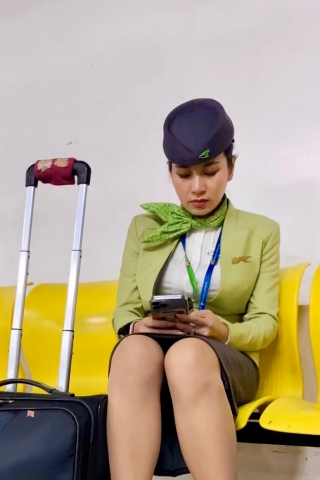 漂亮可爱的空服员 等车- 4K 肉丝长腿篇