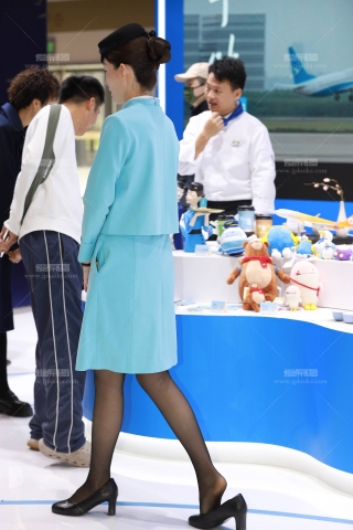 厦航空姐走路掉跟