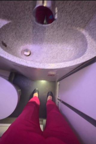 最新南航大长腿空姐肉丝厕所秀脚挑鞋，脚丫超好看