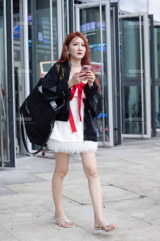 LB027-30P 成都车展街拍红发车模小姐姐下班