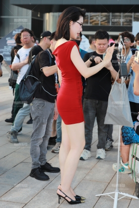 棕红裙高跟凉鞋