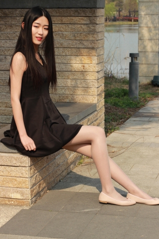 全网首发：薄丝袜大长腿大学生公园外拍，有多种颜色丝袜